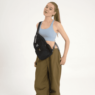 The adjustable shoulder strap of the Packable Crossbody Sling Bag can be attached to the left or right D-ring according to your preference, making it easy to wear on the left or right shoulder